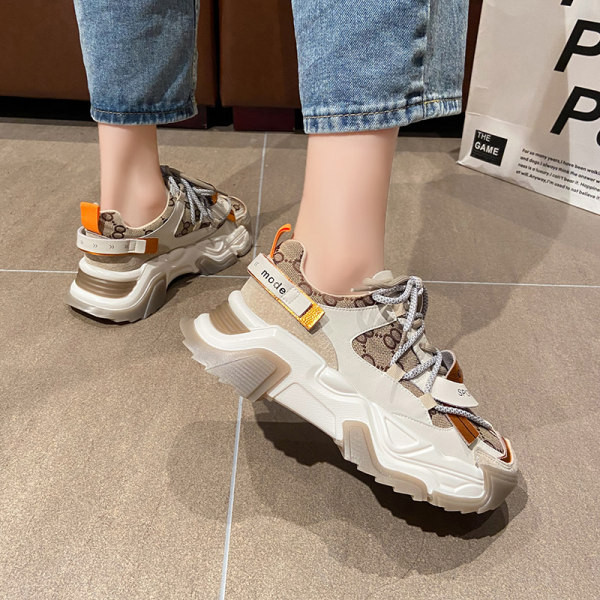 Μοντέρνα γυναικεία αθλητικά παπούτσια με ψηλή σόλα σε μπεζ και μαύρο χρώμα