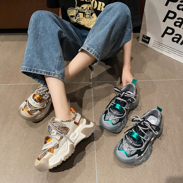 Μοντέρνα γυναικεία αθλητικά παπούτσια με ψηλή σόλα σε μπεζ και μαύρο χρώμα