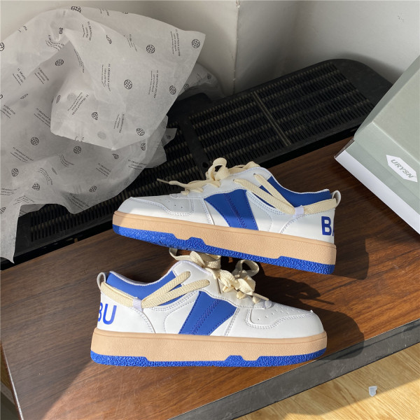 Ženske tenisice sa vezicama i natpisom