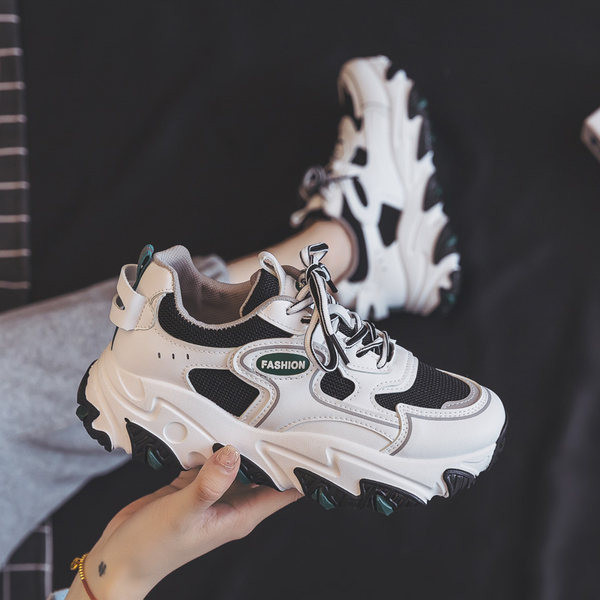 Γυναικεία αθλητικά παπούτσια με τραχιά σόλα και  κορδόνια