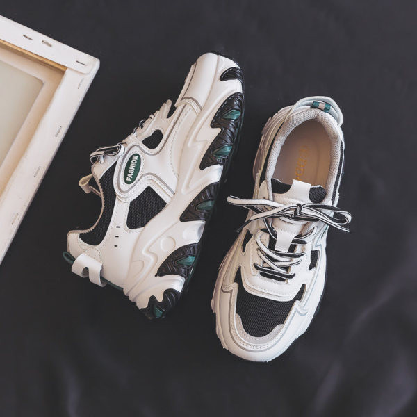 Γυναικεία αθλητικά παπούτσια με τραχιά σόλα και  κορδόνια