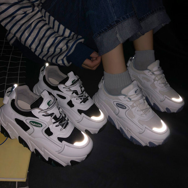 Γυναικεία αθλητικά παπούτσια με τραχιά σόλα και  κορδόνια