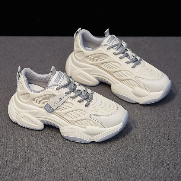 Κομψά γυναικεία αθλητικά παπούτσια με κορδόνια σε λευκό χρώμα