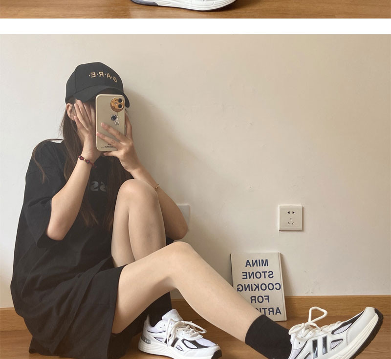 Σύγχρονα γυναικεία αθλητικά παπούτσια με επίπεδή σόλα με κορδόνια 