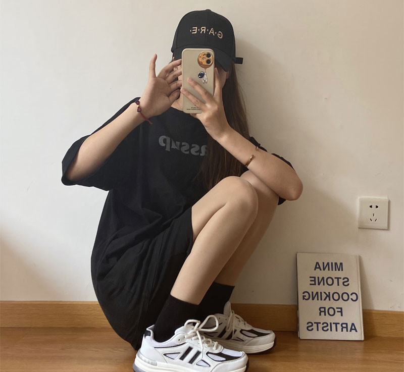 Σύγχρονα γυναικεία αθλητικά παπούτσια με επίπεδή σόλα με κορδόνια 