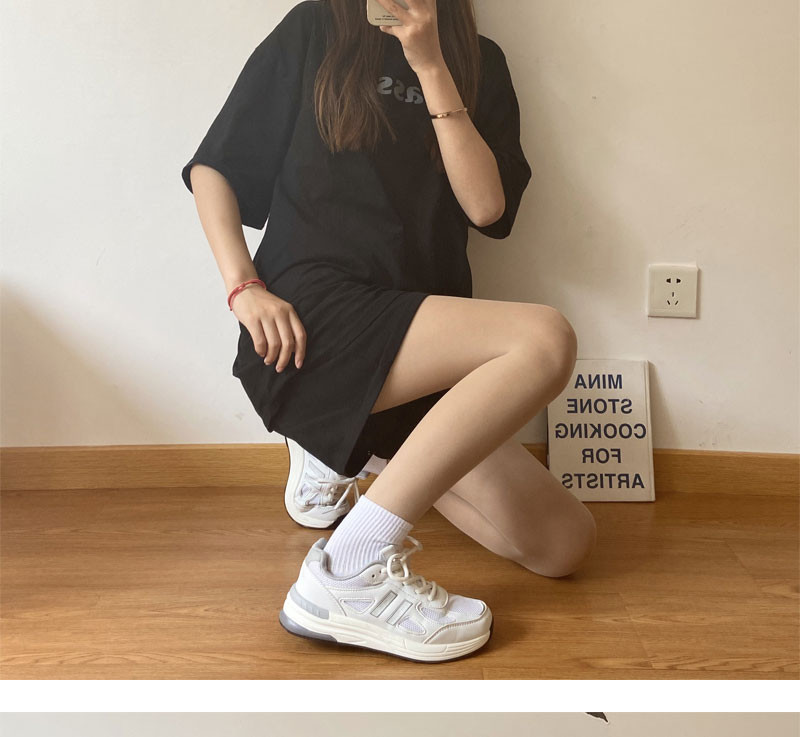 Σύγχρονα γυναικεία αθλητικά παπούτσια με επίπεδή σόλα με κορδόνια 