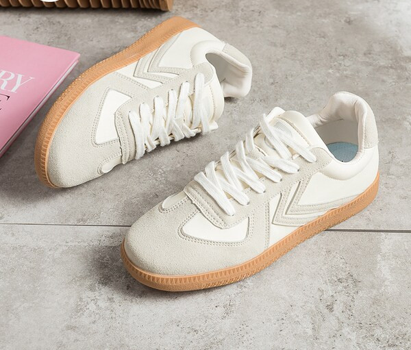 Γυναικεία αθλητικά παπούτσια από τεχνητό σουέντ με επίπεδη σόλα