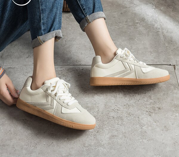 Γυναικεία αθλητικά παπούτσια από τεχνητό σουέντ με επίπεδη σόλα