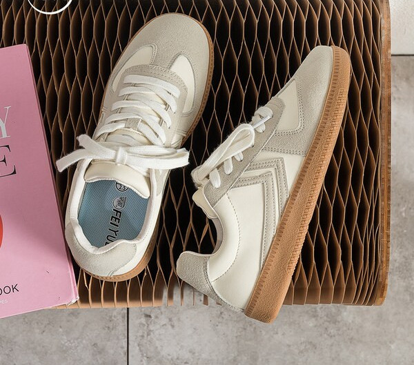 Γυναικεία αθλητικά παπούτσια από τεχνητό σουέντ με επίπεδη σόλα