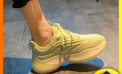 Γυναικεία αθλητικά παπούτσια με τραχιά σόλα και κορδόνια - διαφορετικά χρώματα