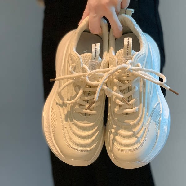 Γυναικεία αθλητικά παπούτσια με τραχιά σόλα και κορδόνια - διαφορετικά χρώματα