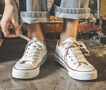 Γυναικεία υφασμάτινα αθλητικά παπούτσια με κορδόνια και επίπεδη σόλα