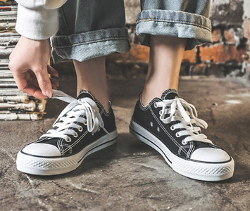 Γυναικεία υφασμάτινα αθλητικά παπούτσια με κορδόνια και επίπεδη σόλα