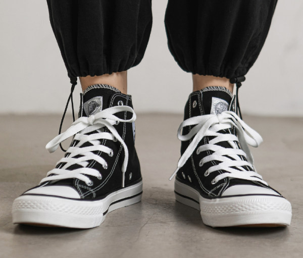 Γυναικεία υφασμάτινα αθλητικά παπούτσια με κορδόνια και επίπεδη σόλα