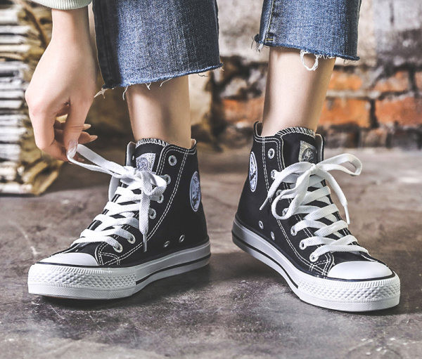 Γυναικεία υφασμάτινα αθλητικά παπούτσια με κορδόνια και επίπεδη σόλα