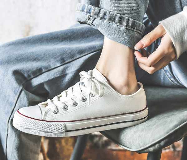 Γυναικεία υφασμάτινα αθλητικά παπούτσια με κορδόνια και επίπεδη σόλα