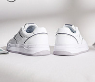 Casual αθλητικά παπούτσια σε λευκό χρώμα και κορδόνια