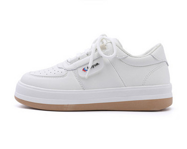 Casual αθλητικά παπούτσια σε λευκό χρώμα και κορδόνια