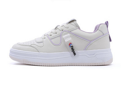 Casual αθλητικά παπούτσια σε λευκό χρώμα και κορδόνια