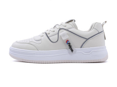 Casual αθλητικά παπούτσια σε λευκό χρώμα και κορδόνια