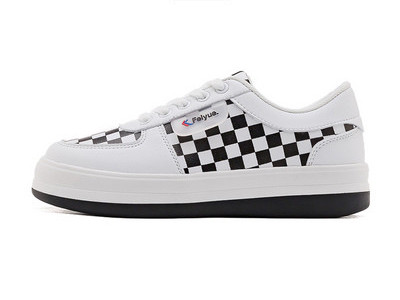 Casual αθλητικά παπούτσια σε λευκό χρώμα και κορδόνια