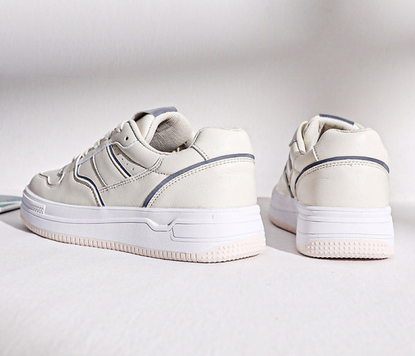 Casual αθλητικά παπούτσια σε λευκό χρώμα και κορδόνια