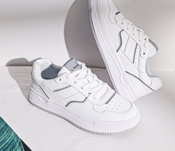 Casual αθλητικά παπούτσια σε λευκό χρώμα και κορδόνια