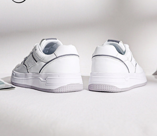 Casual αθλητικά παπούτσια σε λευκό χρώμα και κορδόνια