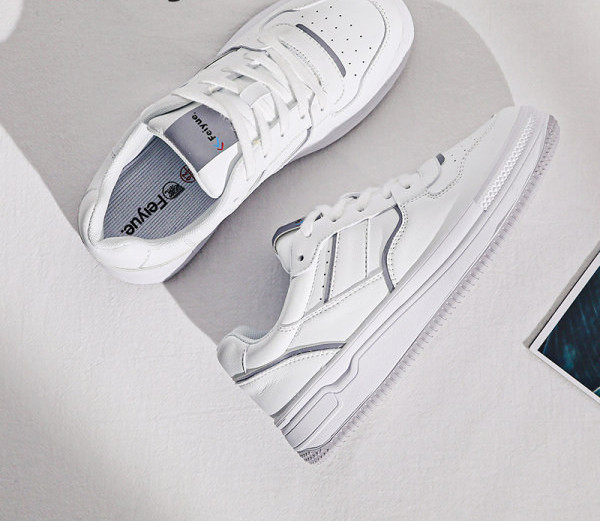 Casual αθλητικά παπούτσια σε λευκό χρώμα και κορδόνια