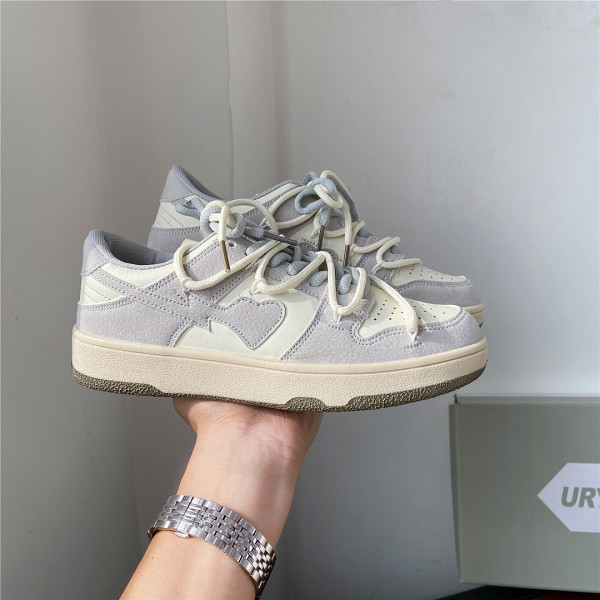 Γυναικεία αθλητικά παπούτσια με κορδόνια από έκο σουέτ σε τρία χρώματα