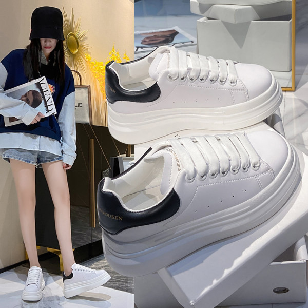 Γυναικεία αθλητικά παπούτσια με ψηλή σόλα σε λευκό χρώμα και επίπεδη σόλα