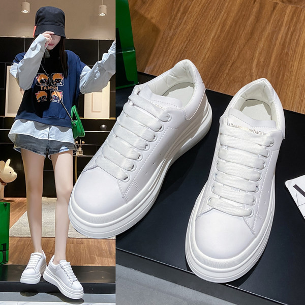 Γυναικεία αθλητικά παπούτσια με ψηλή σόλα σε λευκό χρώμα και επίπεδη σόλα