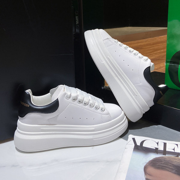 Γυναικεία αθλητικά παπούτσια με ψηλή σόλα σε λευκό χρώμα και επίπεδη σόλα