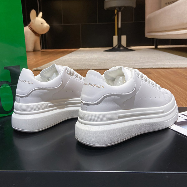 Γυναικεία αθλητικά παπούτσια με ψηλή σόλα σε λευκό χρώμα και επίπεδη σόλα