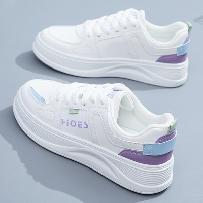 Adidași moderni de damă eleganti, cu un model simplu cu talpă plată