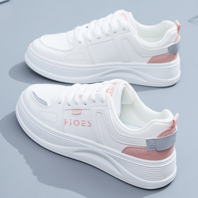 Adidași moderni de damă eleganti, cu un model simplu cu talpă plată