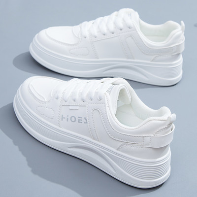 Adidași moderni de damă eleganti, cu un model simplu cu talpă plată