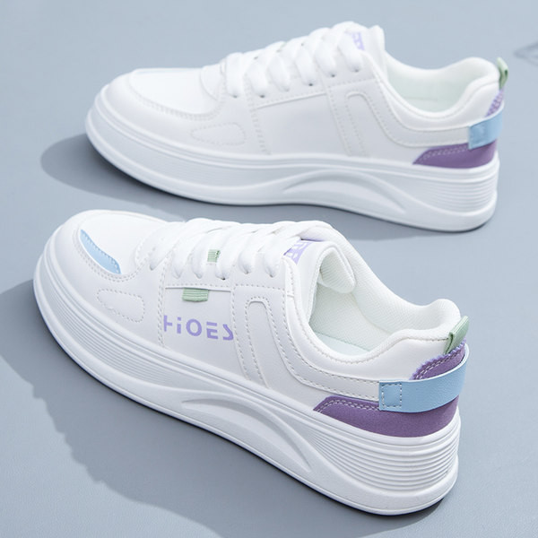 Adidași moderni de damă eleganti, cu un model simplu cu talpă plată