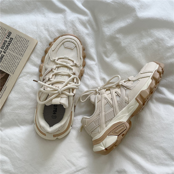 Γυναικεία μοντέρνα αθλητικά παπούτσια σε μπεζ χρώμα