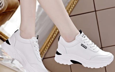 Tenisi moderni de dama cu talpa inalta plate si sireturi