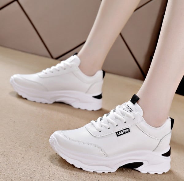 Tenisi moderni de dama cu talpa inalta plate si sireturi