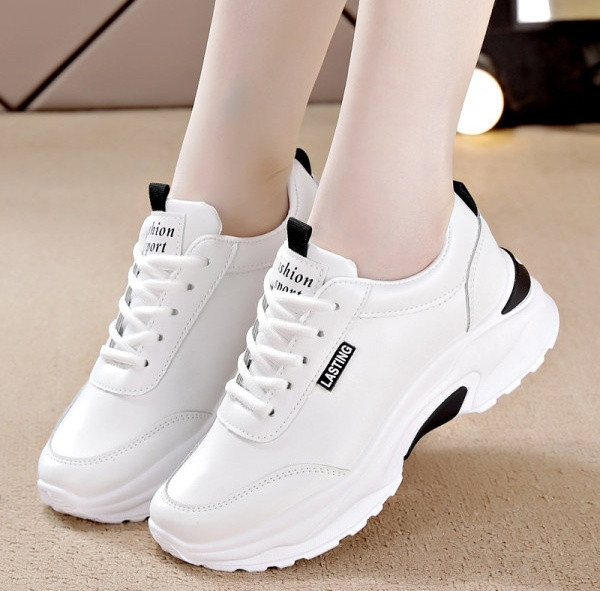 Tenisi moderni de dama cu talpa inalta plate si sireturi