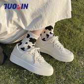 Γυναικεία  αθλητικά παπούτσια με κορδόνια και επίπεδη σόλα - λευκό χρώμα