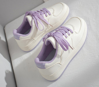 Γυναικεία  αθλητικά παπούτσια με κορδόνια και επίπεδη σόλα - λευκό χρώμα