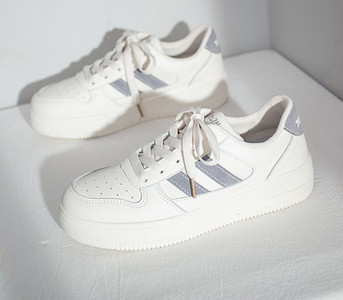 Γυναικεία  αθλητικά παπούτσια με κορδόνια και επίπεδη σόλα - λευκό χρώμα