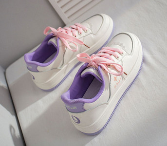 Γυναικεία  αθλητικά παπούτσια με κορδόνια και επίπεδη σόλα - λευκό χρώμα