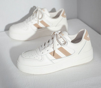 Γυναικεία  αθλητικά παπούτσια με κορδόνια και επίπεδη σόλα - λευκό χρώμα