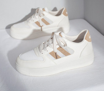 Γυναικεία  αθλητικά παπούτσια με κορδόνια και επίπεδη σόλα - λευκό χρώμα