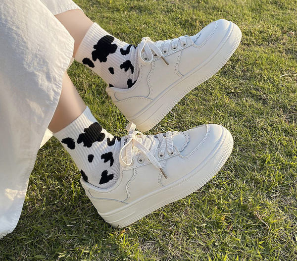 Γυναικεία  αθλητικά παπούτσια με κορδόνια και επίπεδη σόλα - λευκό χρώμα