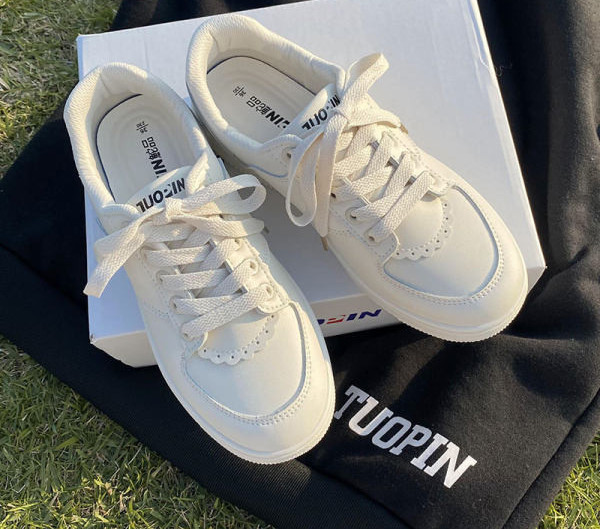 Γυναικεία  αθλητικά παπούτσια με κορδόνια και επίπεδη σόλα - λευκό χρώμα